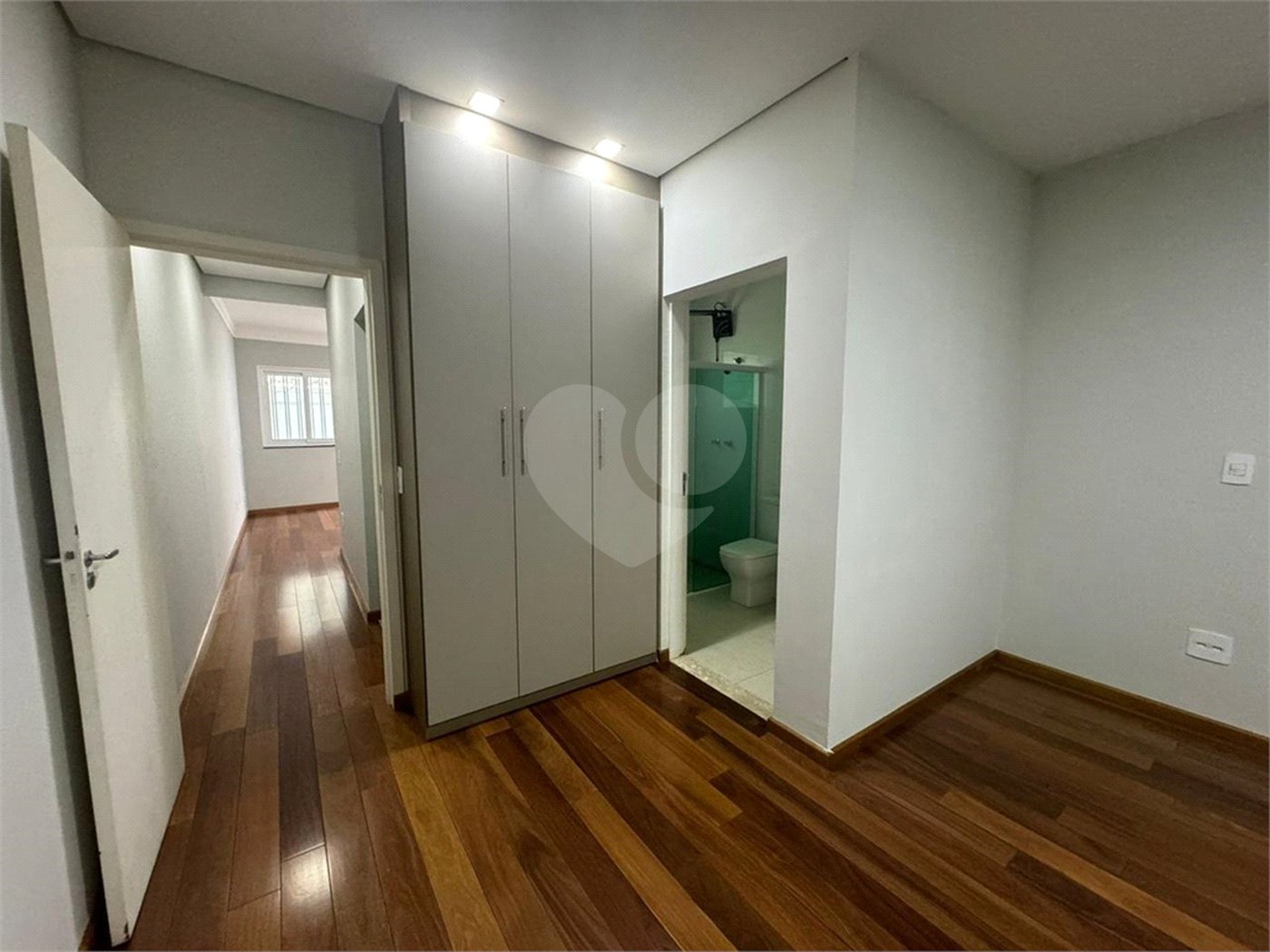Sobrado à venda com 5 quartos, sendo 3 suítes, em Vila Nivi, São Paulo, SP