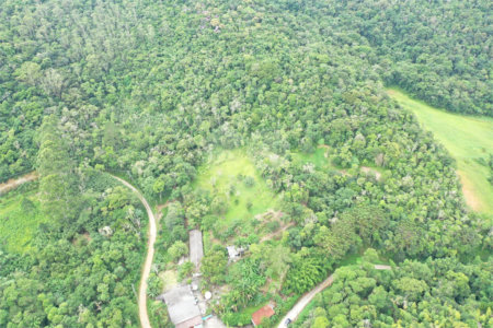 Tapiraí Sp - Sítio Santa Clara - Area de 12,1 ha - composto por casa principal, galpões poço artesiano, ótima área para plantios. Fica localizado a aproximadam. 1 quilômetro da prefeitura. Area preservação permanente- 4,6 ha - Area aproveitável - 4,6 ha - area utilizada rural - 2,5 ha -R$ 750.000,00