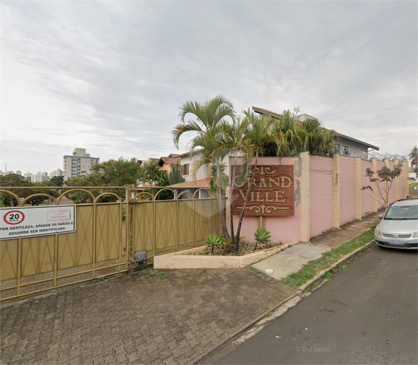 CASA COM 3 QUARTOS NO CONDOMÍNIO GRAND VILLE