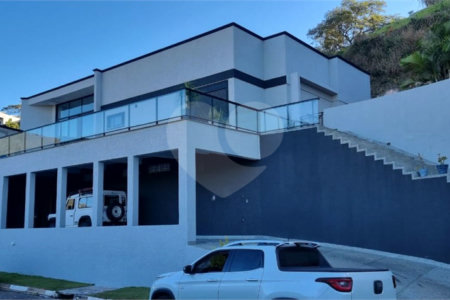 Casa à venda com 4 suítes no condomínio Osato, Atibaia - SP