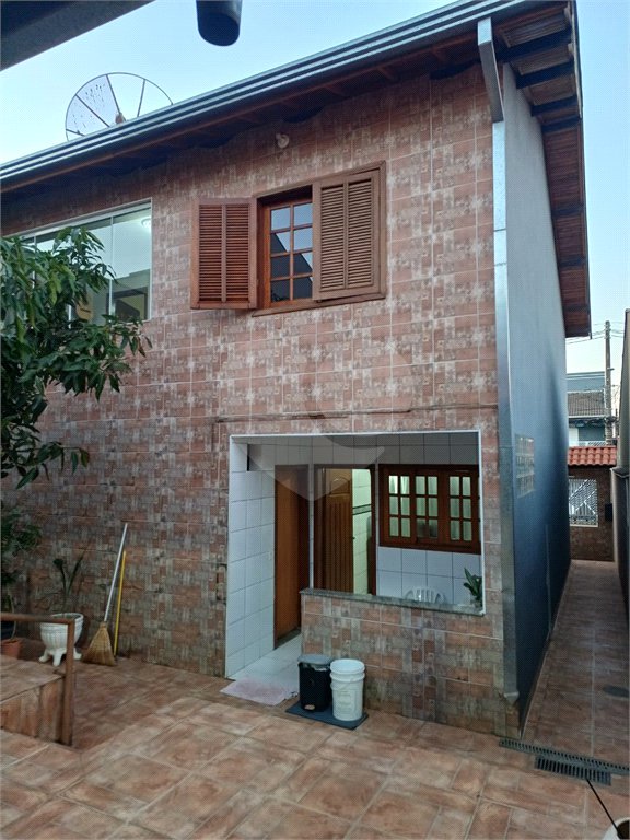 Sobrado à venda com 3 quartos, sendo 1 suíte, em Jardim Regina, Indaiatuba, SP