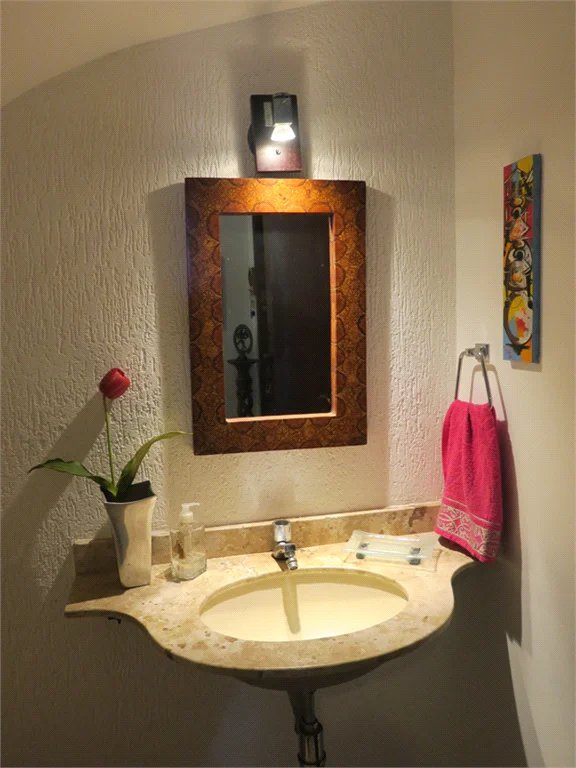 Casa à venda com 4 quartos, sendo 2 suítes, no condomínio Vila das Flores, São Paulo - SP