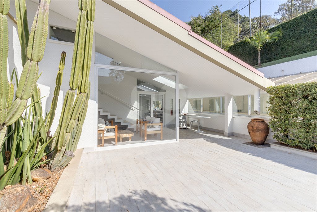 Casa à venda ou para alugar com 3 quartos, sendo 1 suíte,  no condomínio Chácara Flora, São Paulo - SP
