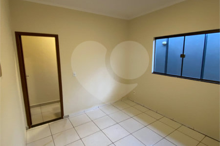 Casa para alugar com 3 quartos, sendo 1 suíte, em Parque das Aroeiras, Ponta Porã, MS