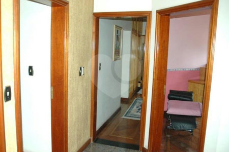 Sobrado à venda com 5 quartos, sendo 4 suítes, em Interlagos, São Paulo, SP