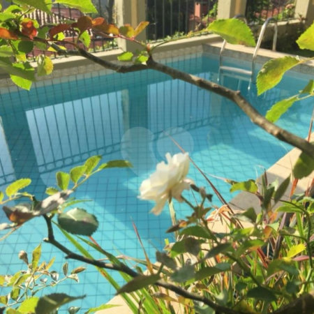 Casa à venda com 5 quartos, sendo 4 suítes, no condomínio Jardim Vitória Régia, São Paulo - SP