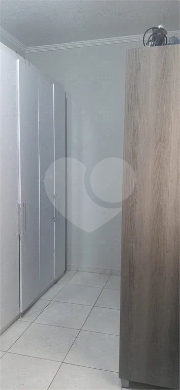 3 dormitórios, 2 suítes, banheiro, sala, cozinha ampla e 2 vagas de garagem