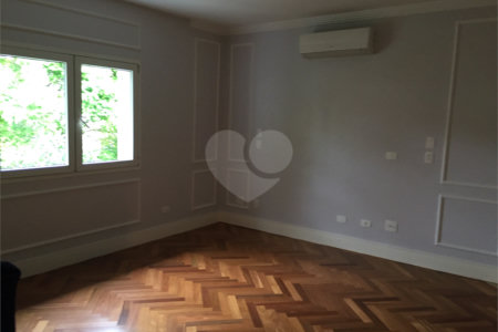 Casa à venda com 4 quartos, sendo 2 suítes, no condomínio Residencial Morumbi, São Paulo - SP