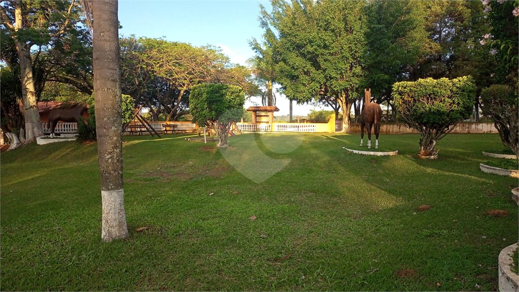 Casa à venda com 5 quartos, sendo 1 suíte, no condomínio Village da Serra, Araçoiaba da Serra - SP