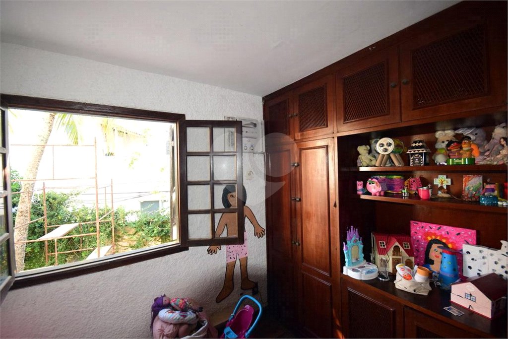 Casa à venda com 5 quartos, sendo 1 suíte, no condomínio Vivendas, Rio de Janeiro - RJ