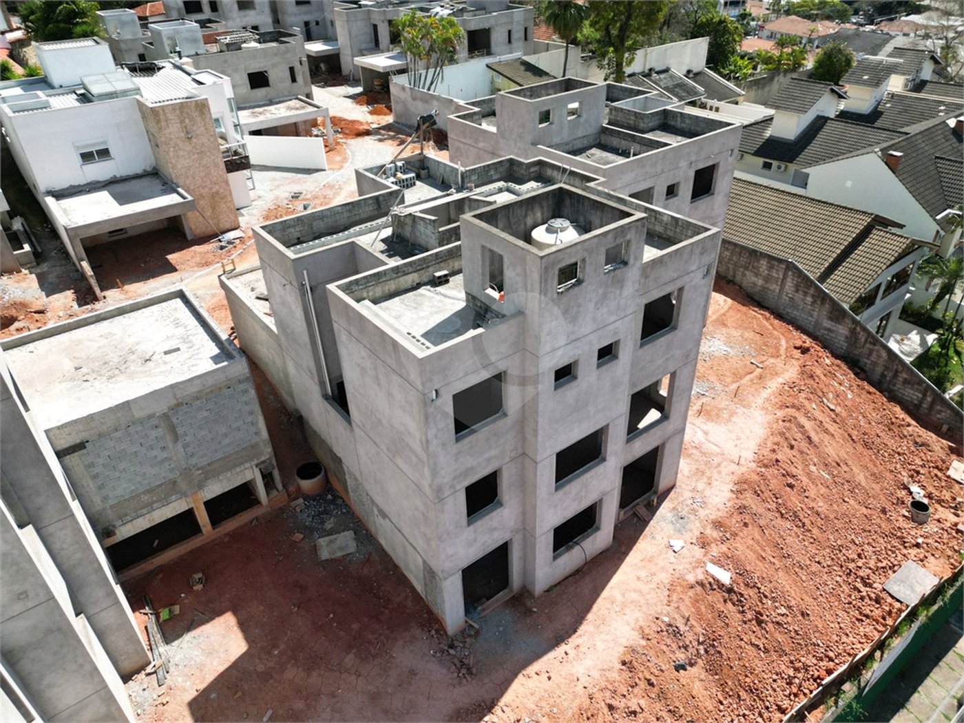 Casa à venda com 4 quartos, sendo 2 suítes, no condomínio Residencial Floresta, São Paulo - SP