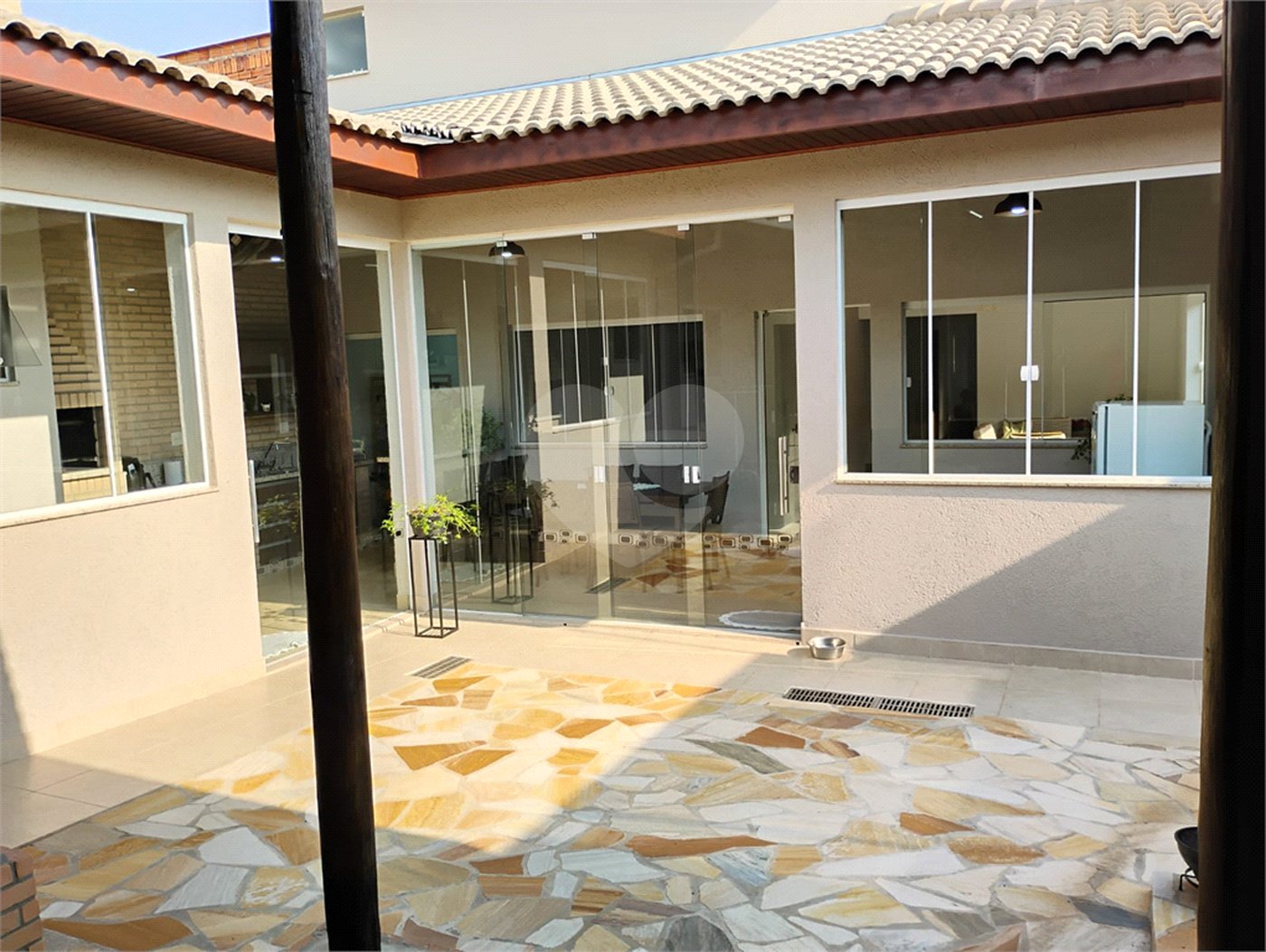 Sobrado à venda com 4 quartos, sendo 3 suítes,  em Jardim Marabá, Itapetininga, SP