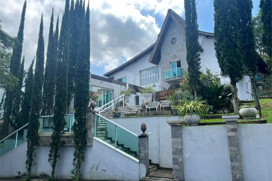 Casa à venda com 6 quartos, sendo 5 suítes, no condomínio Alpes da Cantareira, Mairiporã - SP