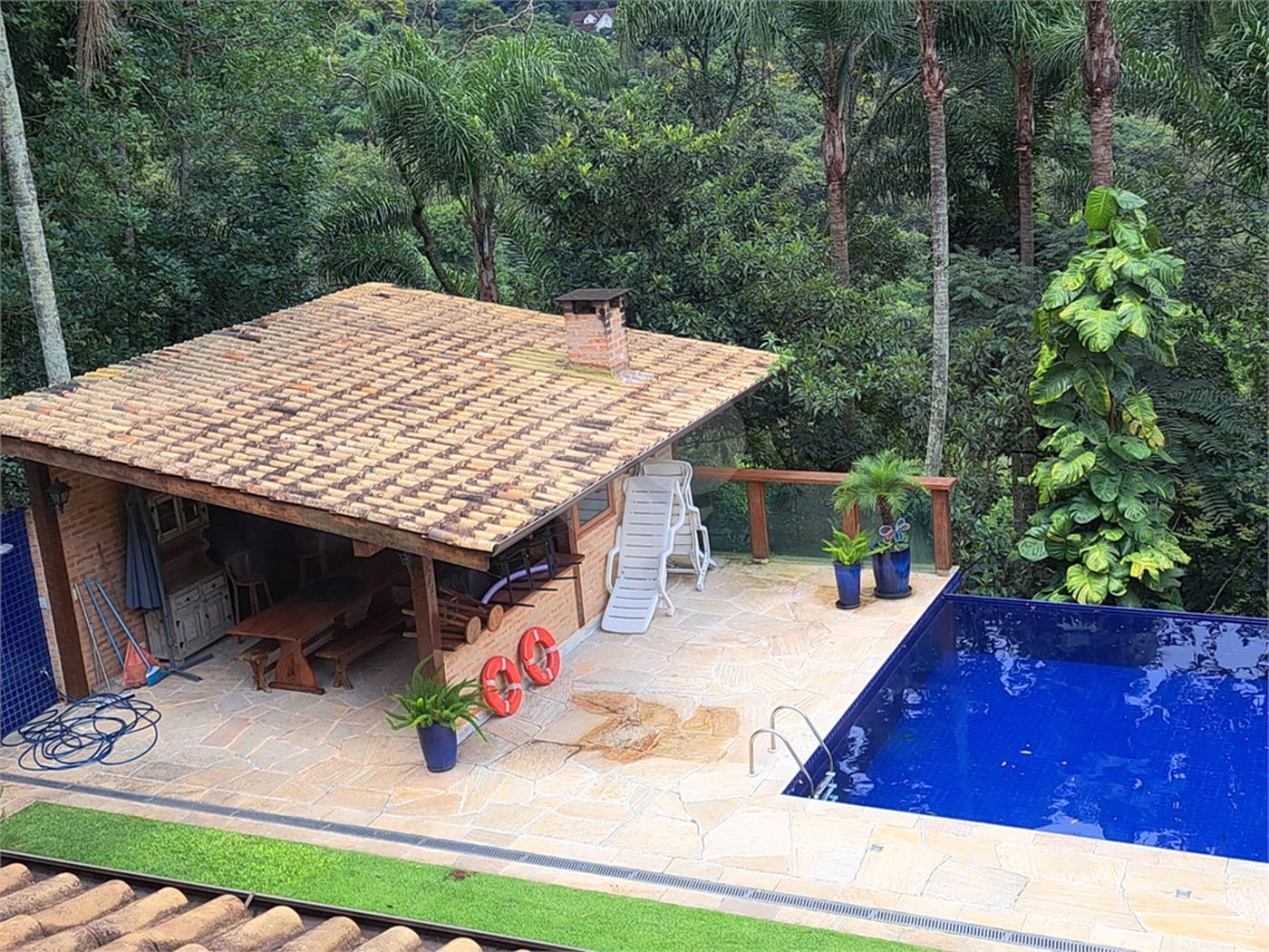Casa à venda ou para alugar com 3 quartos, sendo 1 suíte,  no condomínio Parque Petrópolis 4 Secção, Mairiporã - SP