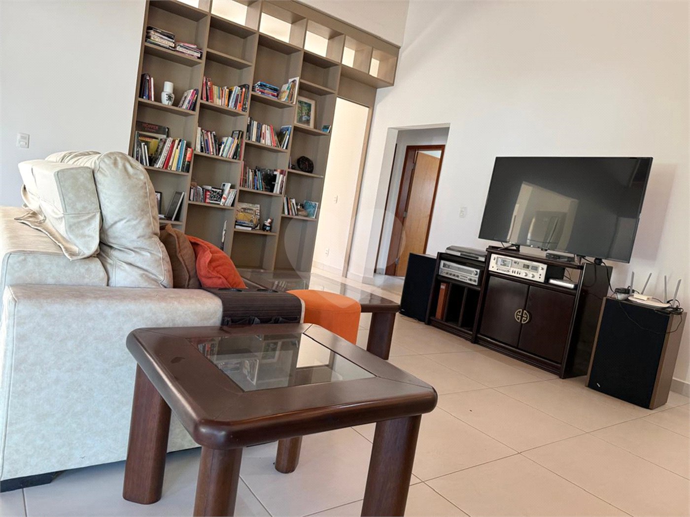 Casa à venda com 3 quartos, sendo 1 suíte, no condomínio Vale do Lago, Sorocaba - SP