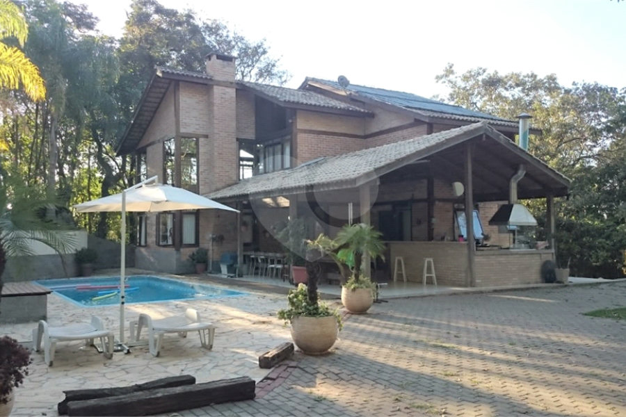 Sobrado à venda com 3 quartos, sendo 2 suítes, em Roseira, Mairiporã, SP