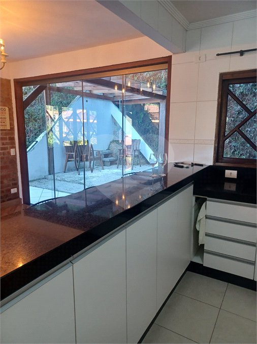 Casa à venda ou para alugar com 3 quartos, sendo 1 suíte, no condomínio Parque Suiça, Caieiras - SP