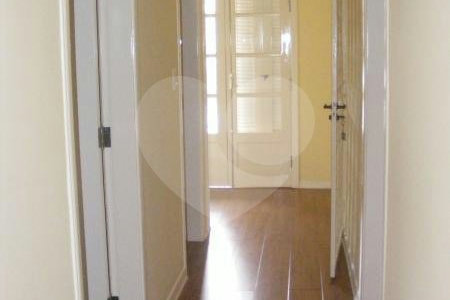 Sobrado à venda com 3 quartos, sendo 2 suítes,  em Vila Paulicéia, São Paulo, SP