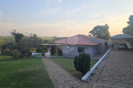 Indaiatuba- condominio Vale das Laranjeiras - Itaici - Terreno 3040,00 ms- construida 220ms - 3 dormitórios, sendo 2 suítes e uma suíte master com closet, além de uma sala ampla com 3 ambientes, Cozinha planejada,, campo de futebol/vôlei, Area de lazer com piscina, espaço gourmet com churrasque