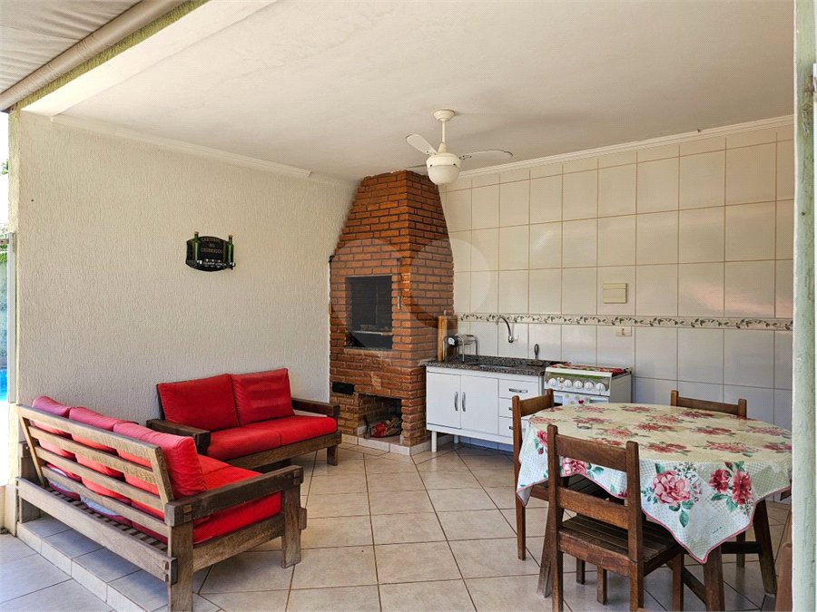 Casa térrea em Atibaia com 3 dormitórios (2 suítes), piscina, espaço gourmet, condomínio fechado