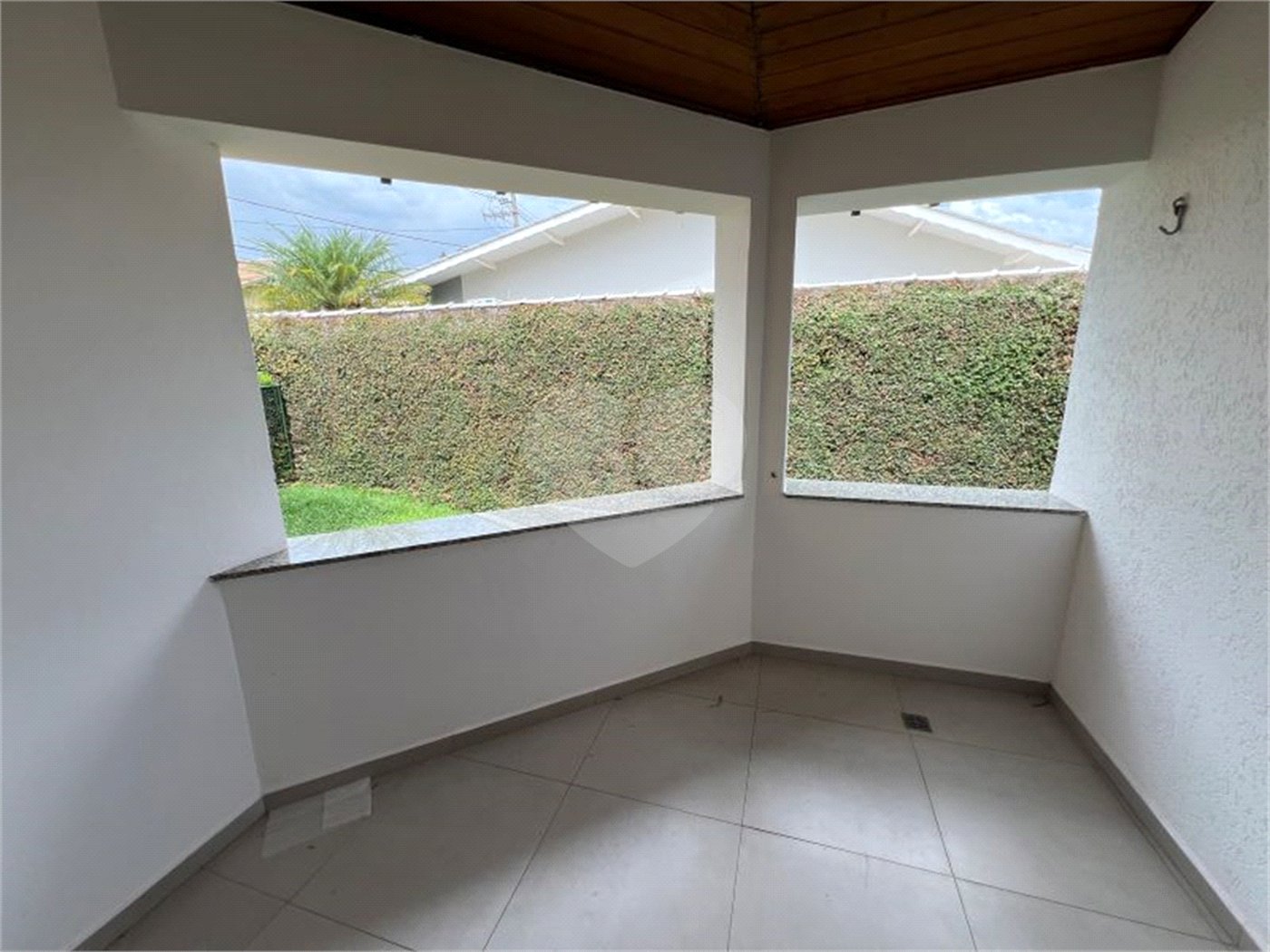 Casa à venda ou para alugar com 4 quartos, sendo 3 suítes, no condomínio Estância Marambaia, Vinhedo - SP