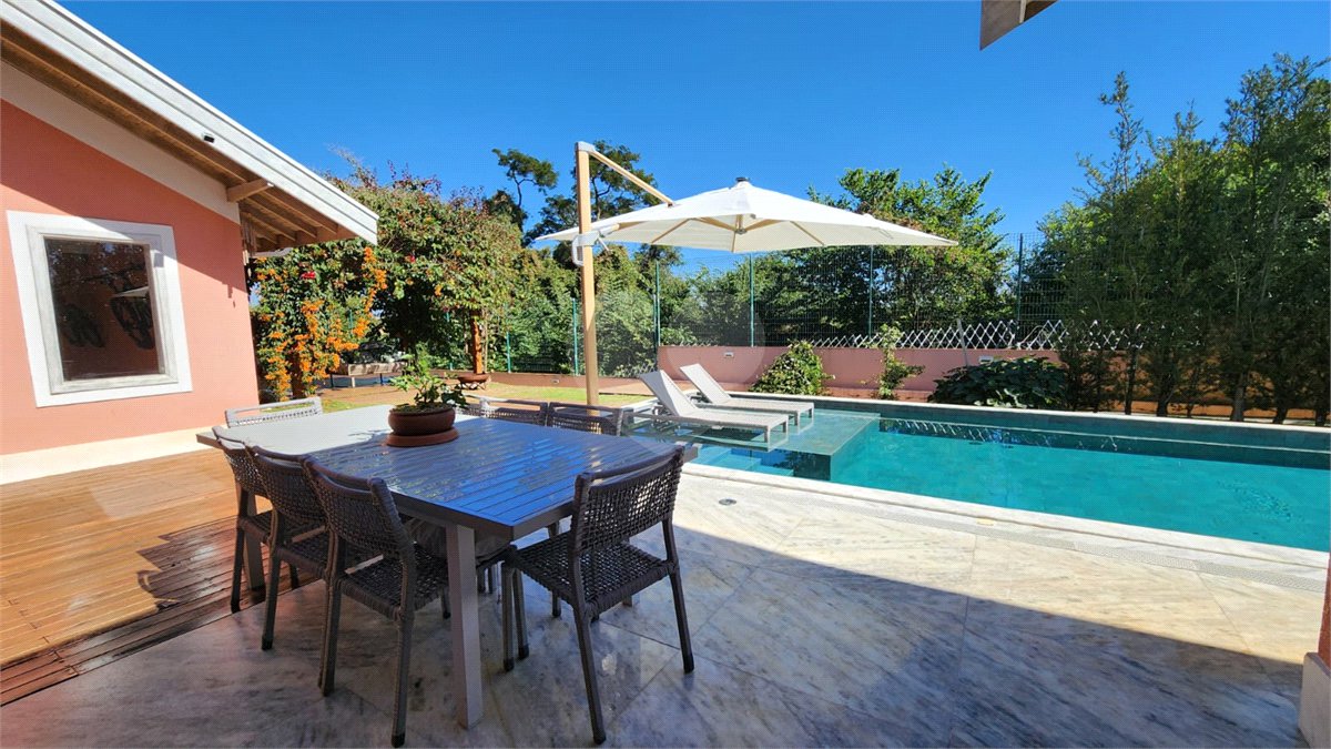 Casa à venda com 4 quartos, sendo 2 suítes, no condomínio Residencial Jardim Primavera, Louveira - SP