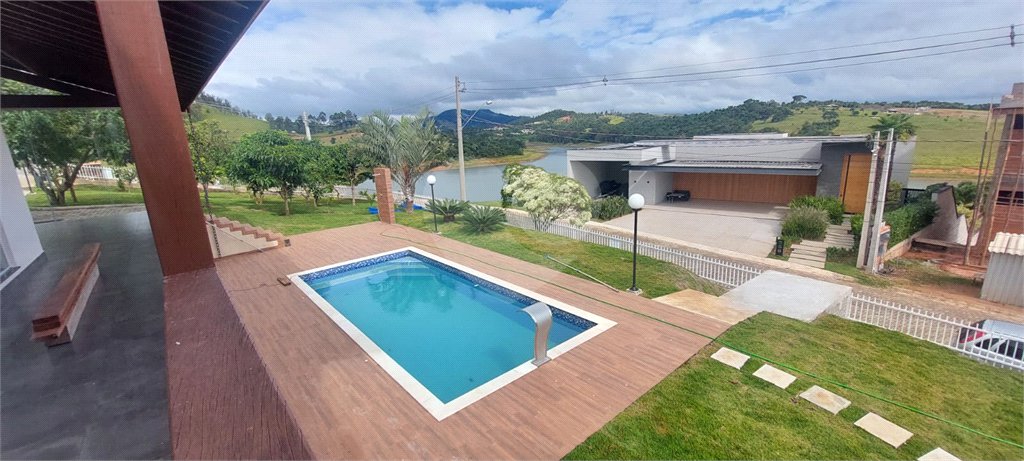 Casa à venda com 3 suítes no condomínio Riviera dos Pássaros, Joanópolis - SP