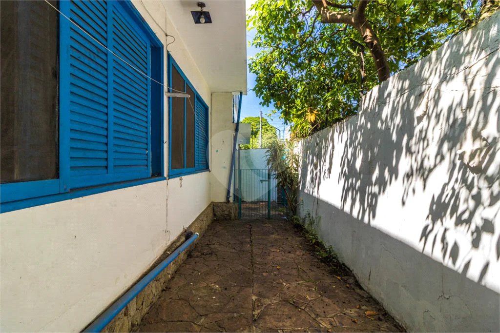 Casa à venda em Moema de 280m² com 4 dormitórios, sendo 1 suíte e 2 vagas de garagem.