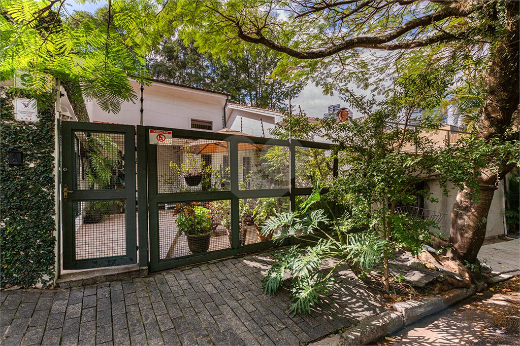 Sobrado à venda com 4 quartos, sendo 2 suítes,  em Vila Madalena, São Paulo, SP