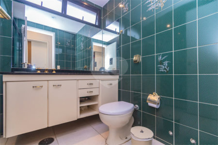 Apartamento à venda com 3 quartos, sendo 1 suíte, em Moema, São Paulo, SP