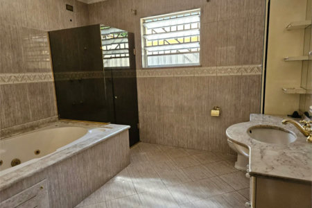 Casa à venda com 3 quartos, sendo 1 suíte, em Água Branca, São Paulo, SP