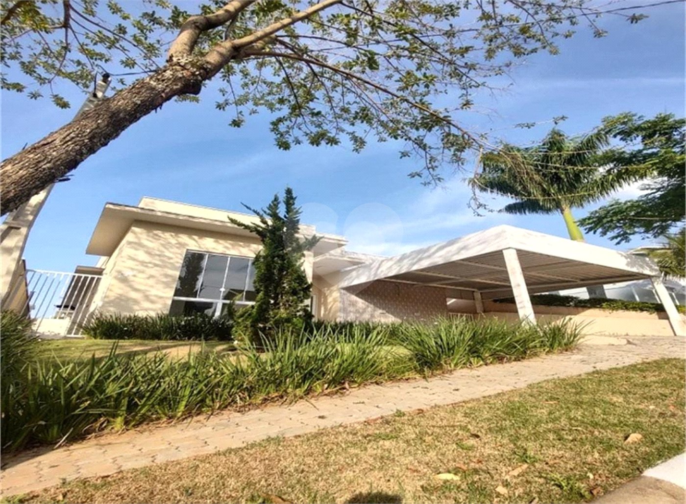 Casa à venda com 4 quartos, sendo 3 suítes, no condomínio Arco Iris, Atibaia - SP