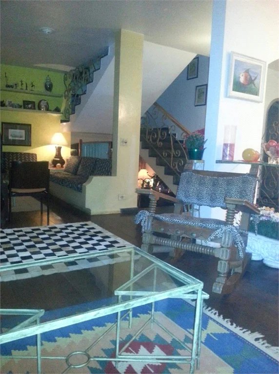 Sobrado à venda com 4 quartos, sendo 2 suítes, em Jardim Leonor, São Paulo, SP