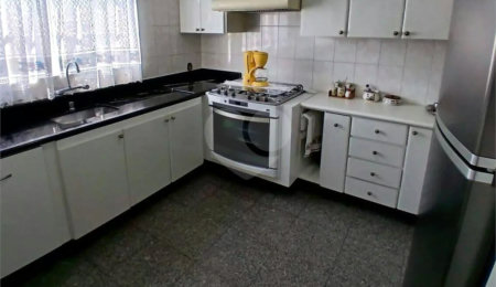 Sobrado à venda com 4 quartos, sendo 2 suítes,  em Vila Santa Maria, São Paulo, SP