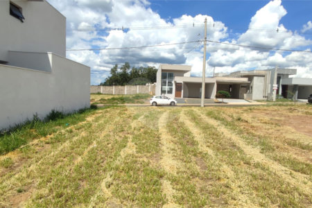 Lote à Venda em São Carlos, no Condomínio Villeneuve I