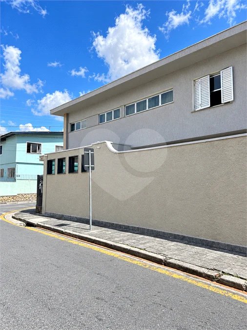 Sobrado de 250 m² em São Bernardo do Campo, com 3 dormitórios, suíte, escritório, quintal, edícula e 2 vagas, em excelente localização.