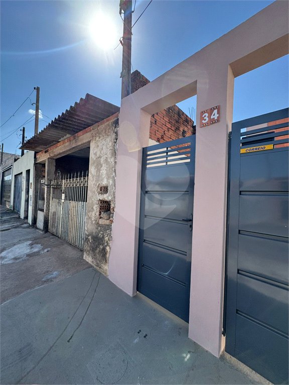Casa com 02 Dormitórios á venda, em Cidade Aracy 2.