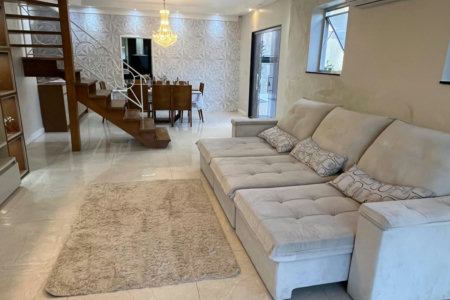 Casa à venda com 8 quartos, sendo 2 suítes, em Flórida, Praia Grande, SP