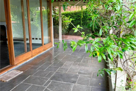 Sobrado à venda com 5 quartos, sendo 3 suítes,  em Jardim Leonor, São Paulo, SP