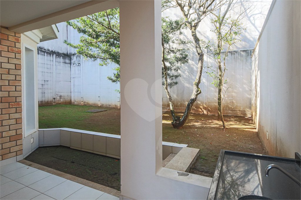 Casa à venda com 4 quartos, sendo 2 suítes, no condomínio Bristol Village, São Paulo - SP