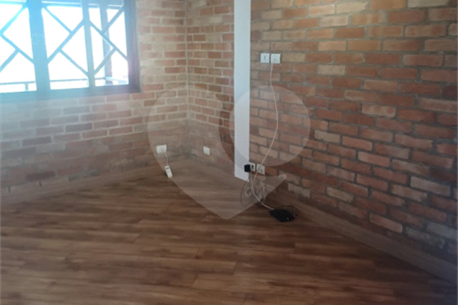 Casa à venda ou para alugar com 3 quartos, sendo 1 suíte, no condomínio Parque Suiça, Caieiras - SP