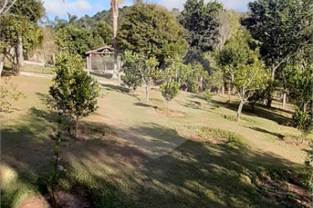 Casa à venda com 4 quartos, sendo 1 suíte, no Centro, Bom Jesus dos Perdões, SP
