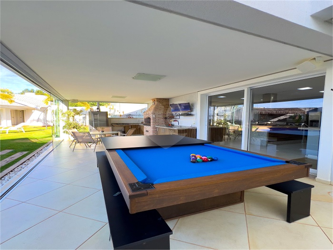 Casa à venda ou para alugar com 3 suítes no condomínio Figueira Garden, Atibaia - SP