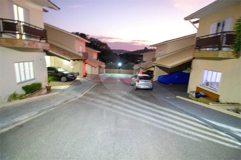 Casa à venda com 3 quartos, sendo 1 suíte, no condomínio Vilaregio, São Roque - SP
