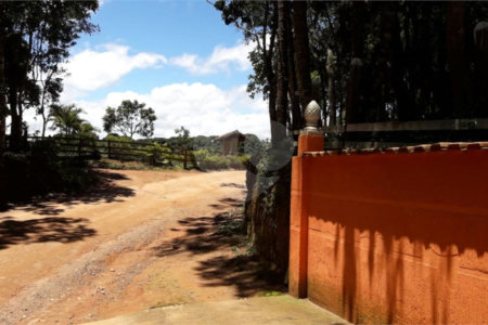 Chácara à venda com 8 quartos, sendo 3 suítes, no Centro, Toledo, MG