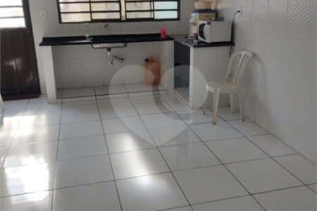 Casa térrea com 2 dormitórios, sendo 1 suíte.