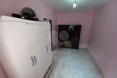 Sobrado à venda com excelente distribuição de espaços