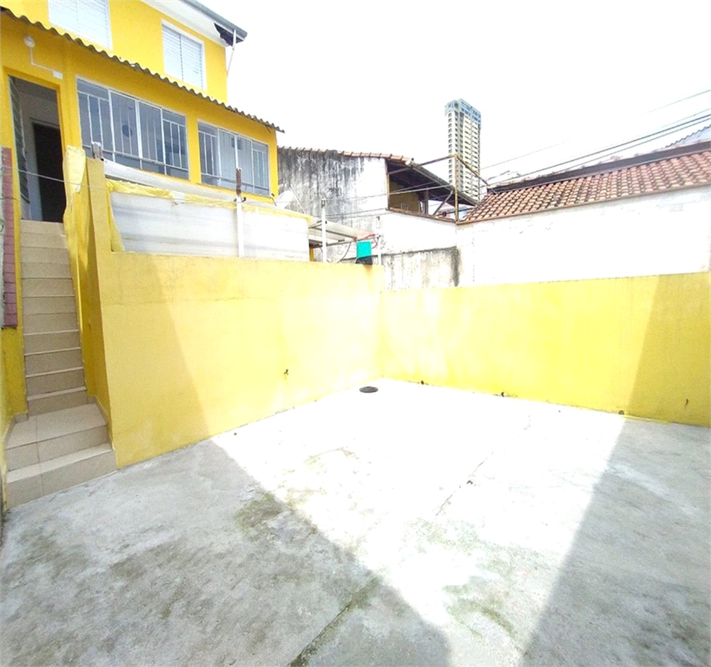 SOBRADO DE 100 M² COM 03 DORMITÓRIOS, VAGA E QUINTAL PARA LOCAÇÃO (OU VENDA) NO JARDIM DO COLEGIO-SANTANA