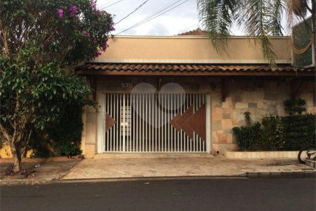 Casa térrea no Centro.