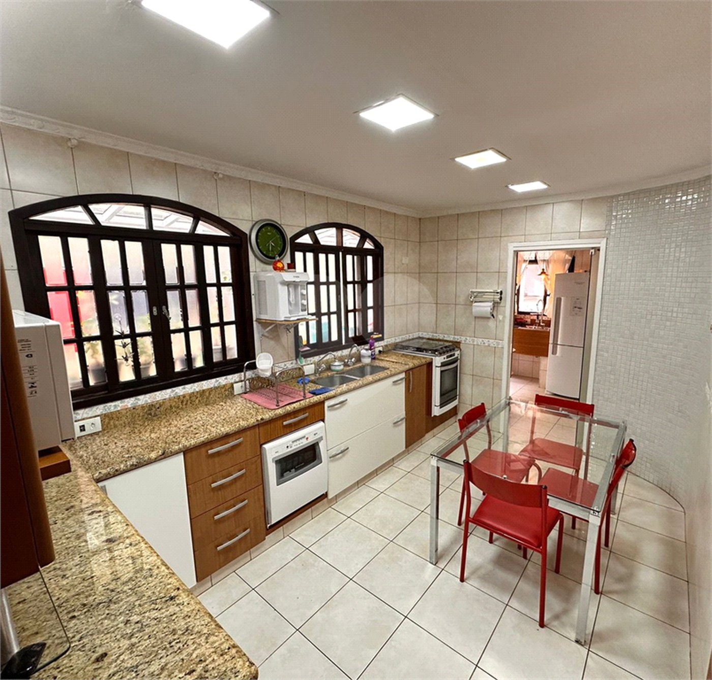 Casa à venda com 5 quartos, sendo 3 suítes, no condomínio Jd Itatinga, São Paulo - SP